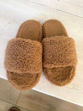 Posse Fuzzy Open-Toe Slide Slippers in Camel Brown
